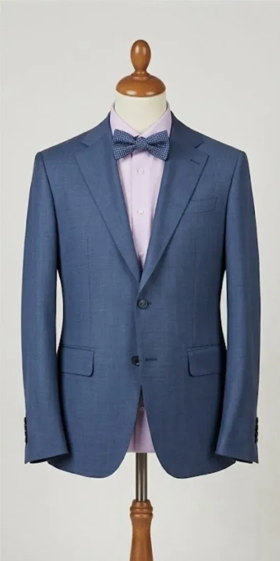 Veste de costume bleu clair et nœud papillon sur mannequin