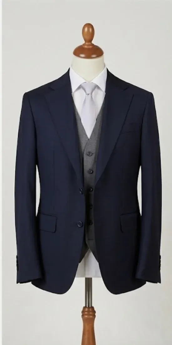 Costume trois pièces bleu marine avec gilet gris sur mannequin