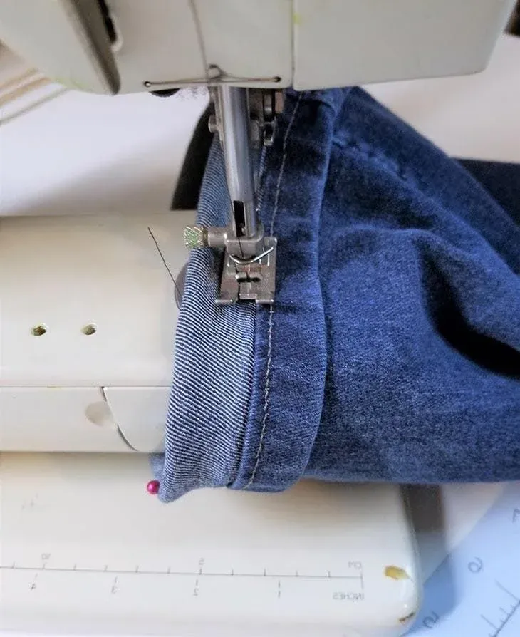 Ourlet de pantalon en jean repris à la machine à coudre